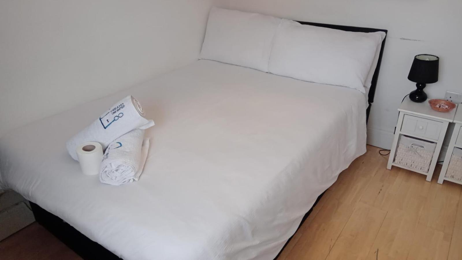 29Ew Dreams Unlimited Serviced Accommodation- Staines - Heathrow 스탠웰 외부 사진